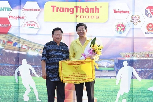 &Ocirc;ng L&ecirc; Tuấn Dũng - Ph&oacute; Tổng Bi&ecirc;n tập B&aacute;o Đời sống v&agrave; Ph&aacute;p luật tặng cờ v&agrave; hoa cho Tổng Gi&aacute;m đốc Trung Th&agrave;nh Ph&iacute; Ngọc Chung (Ảnh: Hữu Oanh /B&aacute;o Thanh tra)