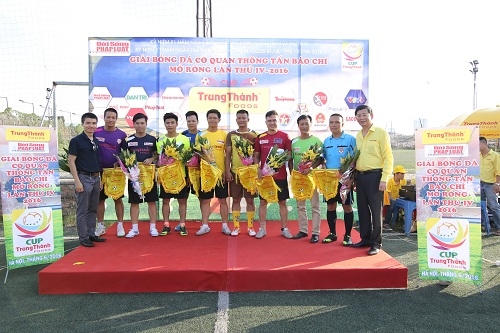 Ban Tổ chức tặng hoa v&agrave; cờ lưu niệm cho đại diện c&aacute;c đội b&oacute;ng. (Ảnh Hữu Oanh/B&aacute;o Thanh tra ).