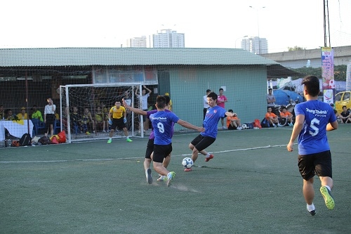 Một pha b&oacute;ng hấp dẫn trong trận B&aacute;o Lao động x&atilde; hội v&agrave; Cty Trung Th&agrave;nh được ghi lại. (Ảnh: Hữu Oanh /B&aacute;o Thanh tra).