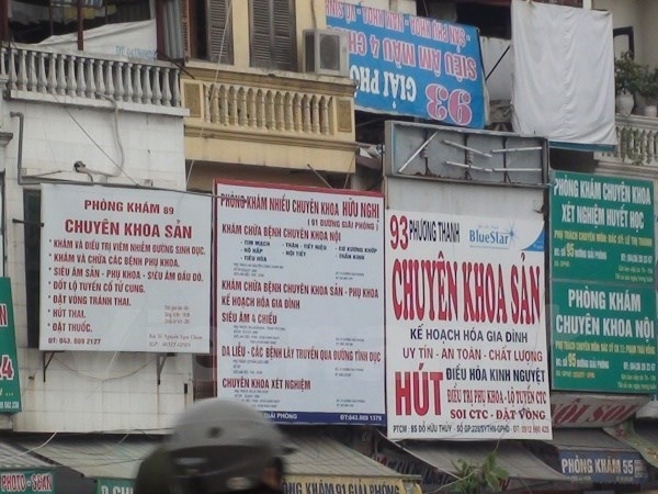 Biển quảng c&aacute;o của c&aacute;c cơ sở y tế tư nh&acirc;n san s&aacute;t nhau tại H&agrave; Nội. (Ảnh: PV/Vietnam+)