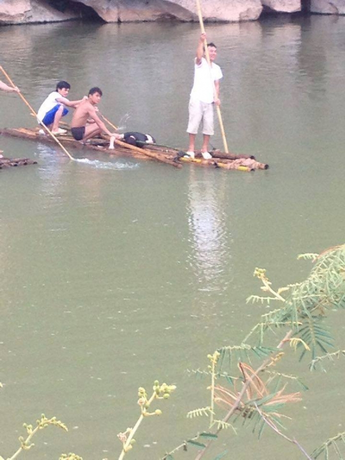 Ngay khi nghe tiếng k&ecirc;u cứu, người d&acirc;n đến để ứng cứu nhưng vẫn kh&ocirc;ng kịp dẫn đến tai nạn thương t&acirc;m.