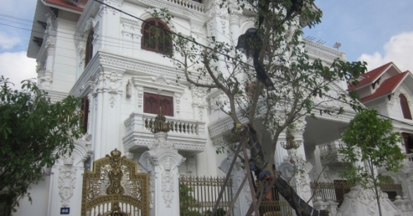 Những tòa lâu đài "tiền tấn" trên đất Cố Đô