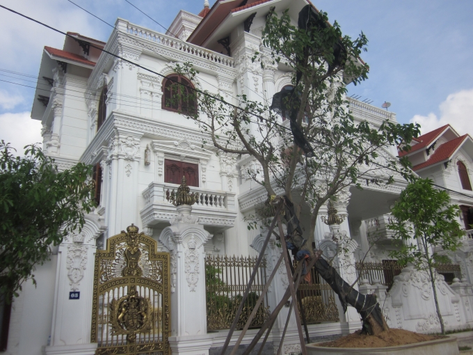 T&ograve;a l&acirc;u đ&agrave;i n&agrave;y mang đậm phong c&aacute;ch kiến tr&uacute;c Ch&acirc;u &Acirc;u. Ngự trị tr&ecirc;n 2 mặt tiền. Chủ nh&acirc;n của t&ograve;a l&acirc;u đ&agrave;i n&agrave;y chắc chắn l&agrave; người