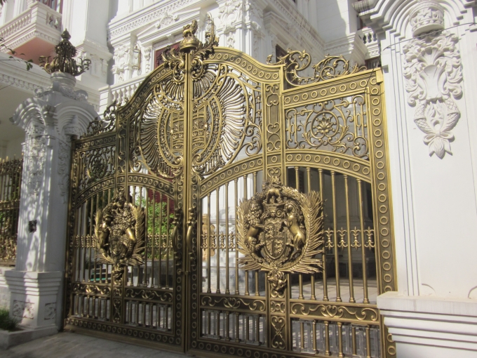 Cổng ch&iacute;nh của t&ograve;a l&acirc;u đ&agrave;i n&agrave;y thường lu&ocirc;n c&oacute; 2 người canh g&aacute;c ở bốt bảo vệ.