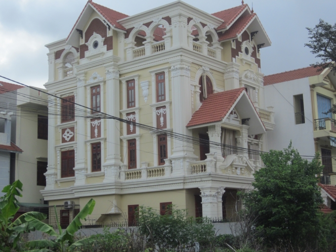 Nơi đ&acirc;y, c&aacute;c biệt thự, l&acirc;u đ&agrave;i thi đua mọc san s&aacute;t nhau. Tất cả n&oacute;i l&ecirc;n độ gi&agrave;u sang,