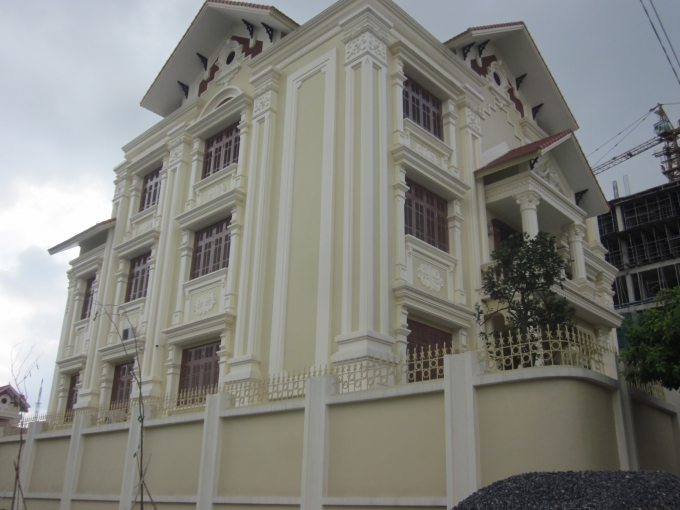 L&acirc;u đ&agrave;i n&agrave;y 3 mặt tiền, được bao quanh bởi tường r&agrave;o ki&ecirc;n cố, cao ng&uacute;t...