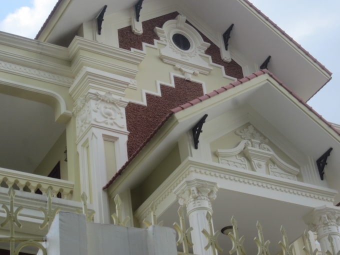 Hoa văn tinh xảo, cầu k&igrave; ở một g&oacute;c của t&ograve;a l&acirc;u đ&agrave;i.