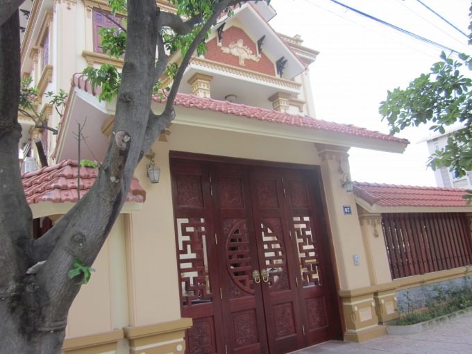 Cổng phụ của t&ograve;a l&acirc;u đ&agrave;i tr&ecirc;n.