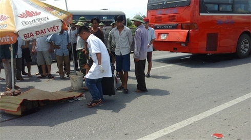 Cụ ông tử vong dưới bánh xe khách