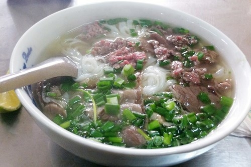 Th&oacute;i quen ăn phở t&aacute;i dễ mắc c&aacute;c bệnh s&aacute;n.