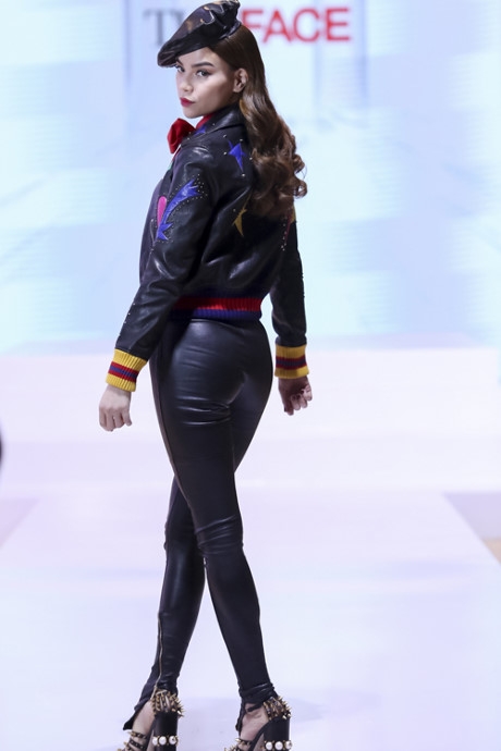 Hồ Ngọc H&agrave; đang thị phạm th&iacute; sinh.