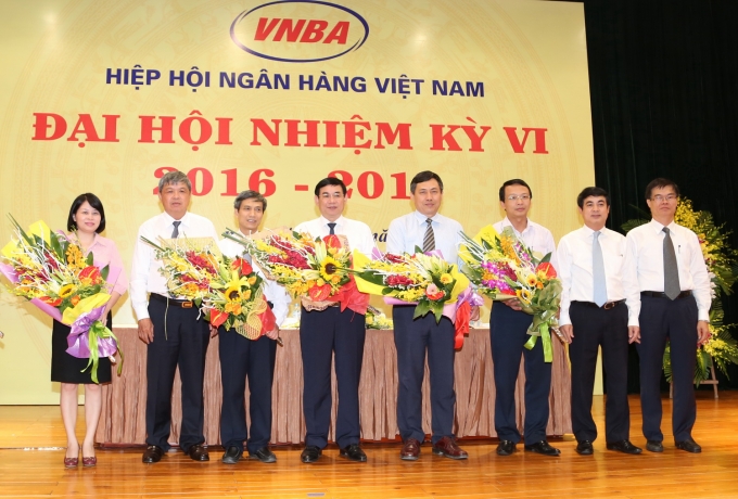 T&acirc;n Chủ tịch Hội đồng VNBA Phan Đức T&uacute; (thứ tư từ tr&aacute;i sang) v&agrave; c&aacute;c th&agrave;nh vi&ecirc;n Hội đồng&nbsp;ra mắt Đại hội.