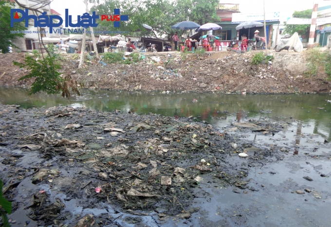 R&aacute;c thải &ugrave;n ứ, chất đống dưới l&ograve;ng k&ecirc;nh.