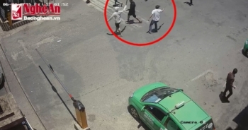 Hàng chục côn đồ táo tợn vác mã tấu, truy sát nhân viên bến xe Vinh