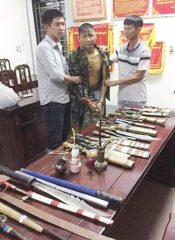 Vi Văn My v&agrave; tang vật thu giữ tại hiện trường.