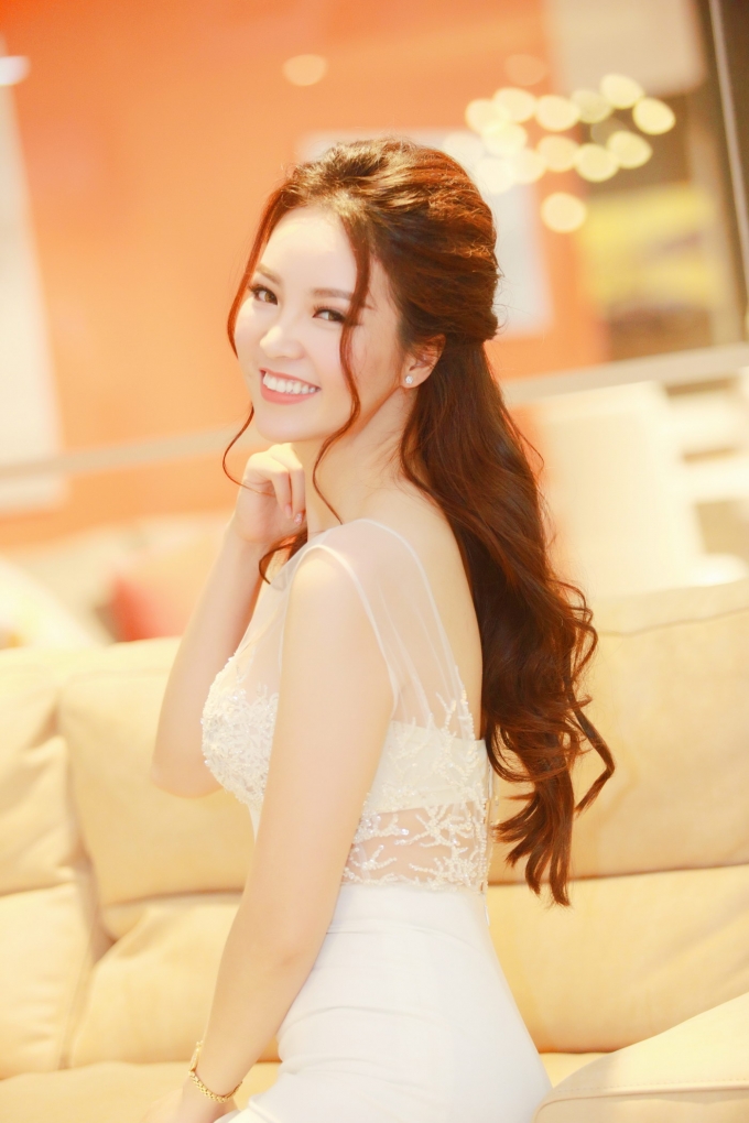 &Aacute; hậu Thuỵ V&acirc;n t&aacute;o bạo với v&aacute;y xuy&ecirc;n thấu