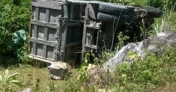 Nghệ An: Đâm vào tảng đá rồi lật nghiêng, tài xế xe tải bị đè chết trong cabin