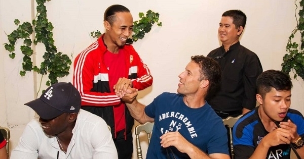Phạm Anh Khoa gặp gỡ tuyển thủ Ronney Johnsen và Dwight Yorke