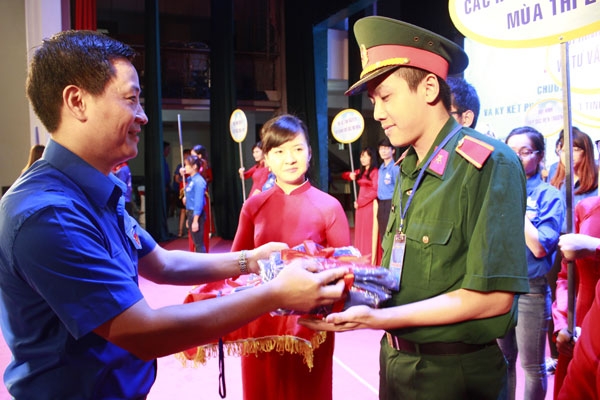 Trong lễ ra qu&acirc;n, Th&agrave;nh đo&agrave;n H&agrave; Nội trao vật dụng cần thiết cho c&aacute;c t&igrave;nh nguyện vi&ecirc;n tham gia Tiếp sức m&ugrave;a thi.