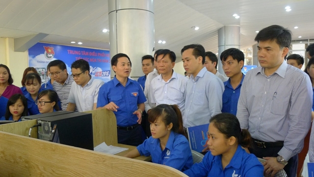 Đội h&igrave;nh l&agrave;m nhiệm vụ trực đường d&acirc;y n&oacute;ng phục vụ chương tr&igrave;nh Tiếp sức m&ugrave;a thi.