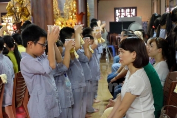 Xúc động hình ảnh lễ tri ân cha mẹ “Thơm ngát hoa hiếu hạnh”