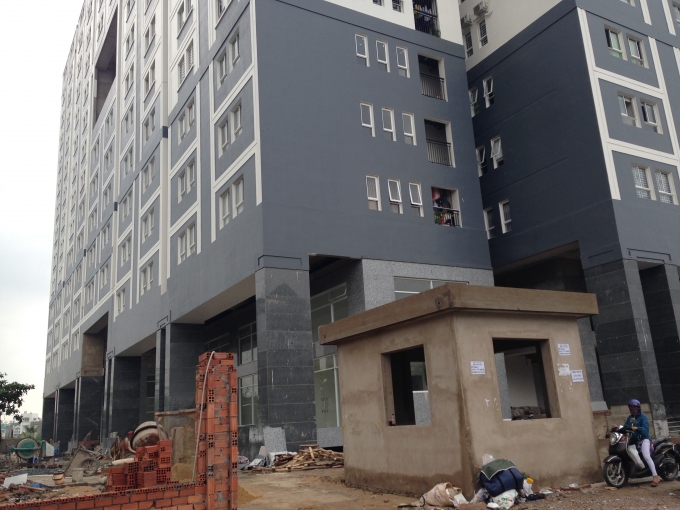 Ngay c&ocirc;̉ng vào chung cư, đ&acirc;̣p vào mắt là cảnh x&acirc;y dựng ng&ocirc;̉n ngang như c&ocirc;ng trình đang x&acirc;y dựng.