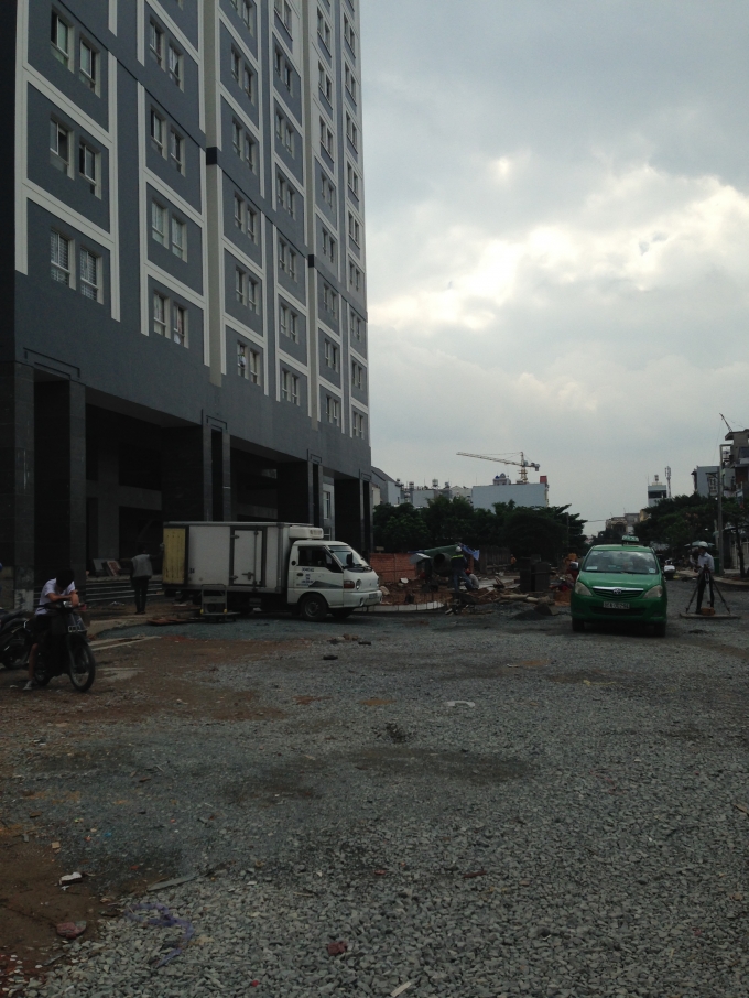 Trước cửa mặt tiền chung cư Dream Home Luxury v&acirc;̃n còn đá dăm, xe c&ocirc;̣ phục vụ x&acirc;y dựng.