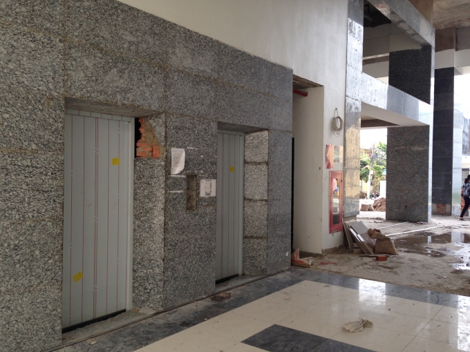 Thang m&aacute;y n&agrave;y cũng chưa thể hoạt động, trong khi nhu c&acirc;̀u di chuy&ecirc;̉n của cư d&acirc;n ở chung cư r&acirc;́t c&acirc;́p thi&ecirc;́t.