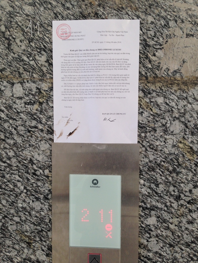 Trong thiết kế t&ograve;a nh&agrave; c&oacute; 8 thang m&aacute;y th&igrave; 4 thang m&aacute;y đ&atilde; đi v&agrave;o hoạt động nhưng thường xuy&ecirc;n phải bảo tr&igrave;&nbsp; v&agrave; sửa chữa. (Thang máy này đang báo tín hi&ecirc;̣u sự c&ocirc;́, phải sửa chữa).