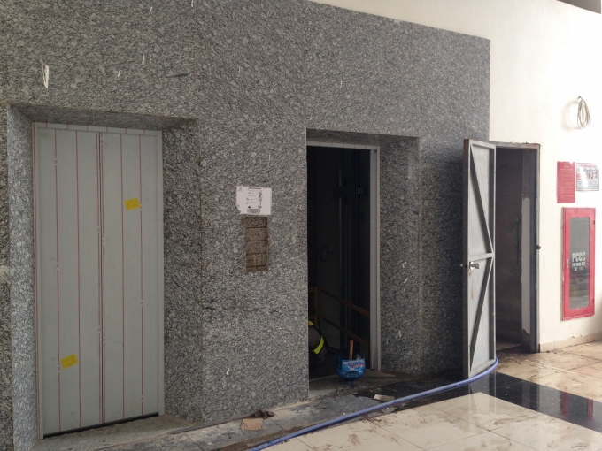 Cặp thang máy này v&acirc;̃n đang quá trình lắp đặt (thu&ocirc;̣c block B của dự án).
