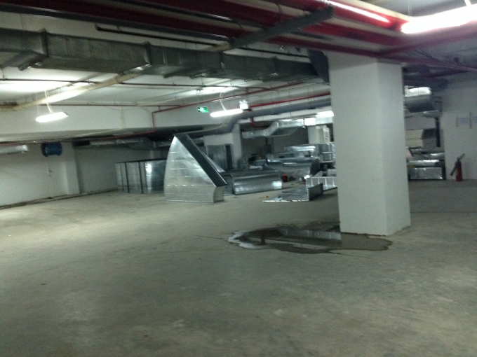 Mặc d&ugrave; đ&atilde; được b&agrave;n giao đi v&agrave;o hoạt động nhưng hệ thống th&ocirc;ng gi&oacute;, th&ocirc;ng kh&iacute; vẫn đang dang dở. (ảnh dưới t&acirc;̀ng h&acirc;̀m toà nhà).