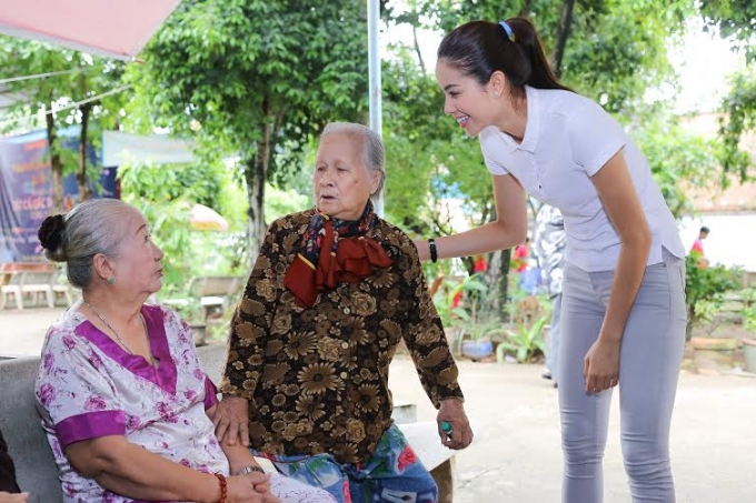 Phạm Hương tr&ograve; chuyện với c&aacute;c nghệ sĩ.