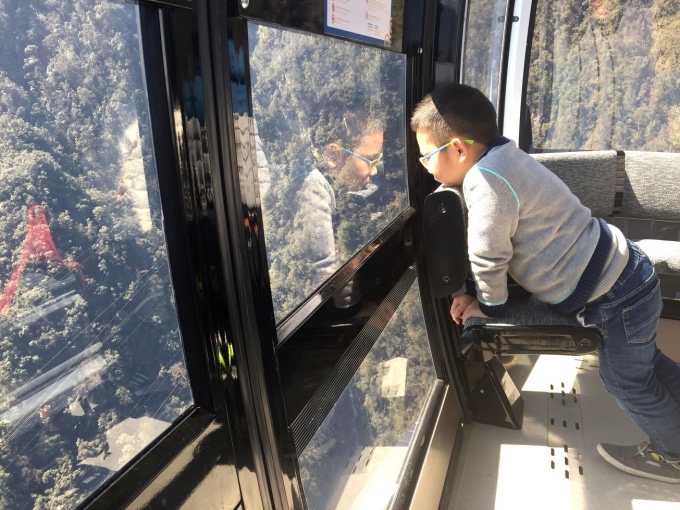 Trẻ em ở c&aacute;c tỉnh T&acirc;y Bắc cao dưới 1m sẽ được đi c&aacute;p treo miễn ph&iacute;.