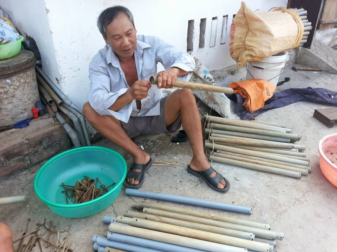 Ống lươn thường l&agrave;m bằng ống nhựa, d&agrave;i khoảng gần 1 m. Một đầu c&oacute; hom đan bằng tre rất kh&eacute;o, đầu c&ograve;n lại bịt k&iacute;n. Người bắt sẽ cho mồi v&agrave;o để dụ lươn.