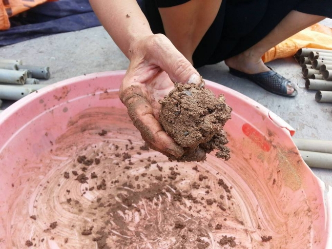 Mồi thường được l&agrave;m bằng ếch, nh&aacute;i , giun ...băm nhuyễn