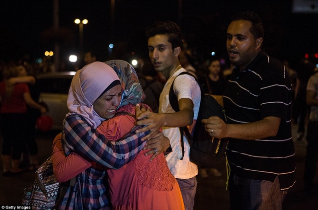 Nhiều người may mắn tho&aacute;t nạn sợ h&atilde;i sau vụ tấn c&ocirc;ng kinh ho&agrave;ng.