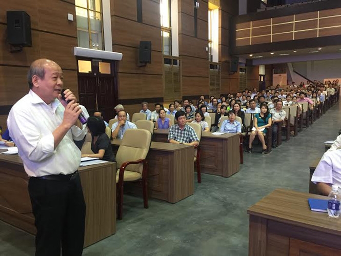 Trường ĐH Kinh tế TP.HCM tập huấn lần cuối cho c&aacute;n bộ coi thi trước ng&agrave;y l&ecirc;n đường. (Ảnh: Thanh Ni&ecirc;n)