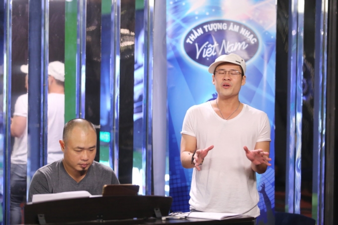 Minh Tr&iacute; tập trung tập luyện cho V&ograve;ng nh&agrave; h&aacute;t.