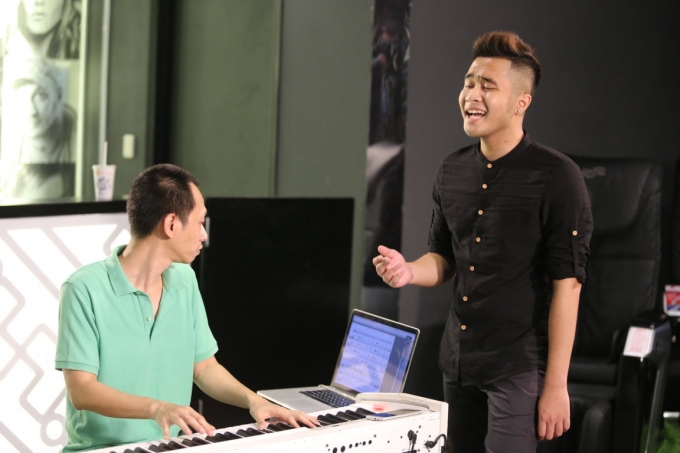 Tuấn Phong tập luyện cho v&ograve;ng Nh&agrave; h&aacute;t.