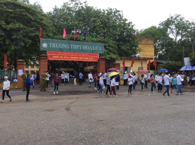 C&aacute;c em th&iacute; sinh đội mưa đi l&agrave;m thủ tục dự thi