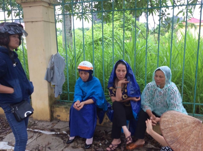 Mặc d&ugrave; trời mưa nhưng c&aacute;c bậc phụ huynh vẫn n&aacute;n lại chờ con em thủ tục xong.