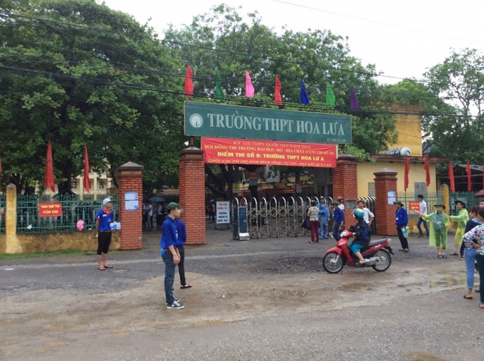 C&aacute;c t&igrave;nh nguyện vi&ecirc;n dầm mưa hướng dẫn th&iacute; sinh tại c&aacute;c điểm dự thi.              Nhiều sự k&igrave; vọng của c&aacute;c bậc phụ huynh đặt l&ecirc;n vai sĩ tử.&nbsp;