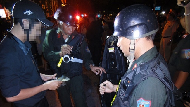 Lực lượng c&ocirc;ng an trong một đợt ra qu&acirc;n trấn &aacute;p tội phạm (Ảnh: Nguy&ecirc;n Bảo).