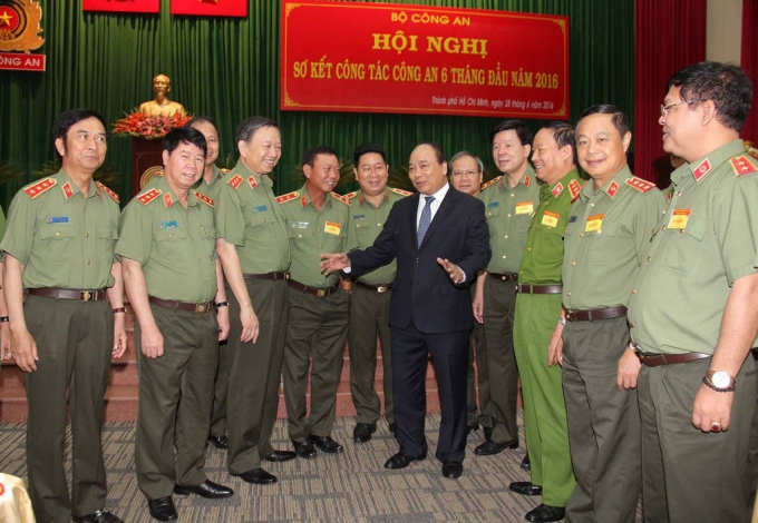 Thủ tướng trao đổi với c&aacute;c đại biểu tại hội nghị (Ảnh: Đ.H)