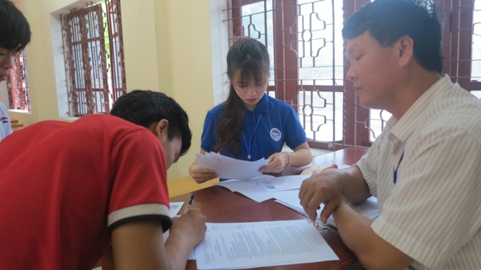 Tr&ecirc;n địa b&agrave;n tỉnh Nghệ An đ&atilde; c&oacute; hơn 98% th&iacute; sinh đến đang k&yacute; l&agrave;m thủ tục dự thi.