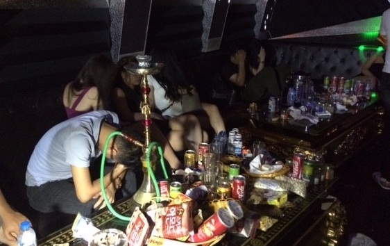 &nbsp;Tại thời điểm lực lượng c&ocirc;ng an ập v&agrave;o, h&agrave;ng trăm d&acirc;n chơi đang quay cuồng, th&aacute;c loạn trong c&aacute;c ph&ograve;ng h&aacute;t.