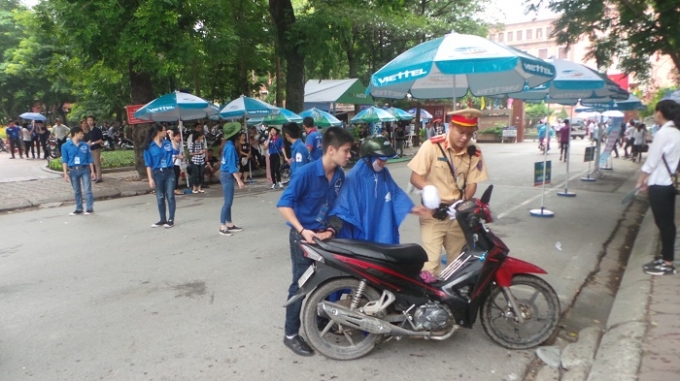 Ch&ugrave;m ảnh: Kh&ocirc;ng kh&iacute; ng&agrave;y đầu l&agrave;m thủ tục dự thi THPT Quốc gia 2016