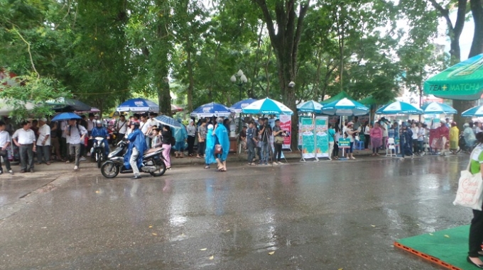 Ghi nhận của PV tại Đại học Thủy Lợi, ngay từ s&aacute;ng sớm trời đổ mưa to n&ecirc;n ng&agrave;y đầu l&agrave;m thủ tục đ&atilde; khiến cho c&aacute;c th&iacute; sinh kh&aacute; vất vả trong việc đi lại.