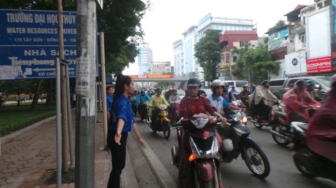 Mặc d&ugrave; c&ograve;n hai tiếng nữa mới đến giờ th&iacute; sinh v&agrave;o đăng k&yacute;, tuy nhi&ecirc;n lực lượng CSGT đ&atilde; được triển khai điều tiết, ph&acirc;n luồng giao th&ocirc;ng, c&ugrave;ng với sự hỗ trợ của c&aacute;c bạn thanh ni&ecirc;n t&igrave;nh nguyện.