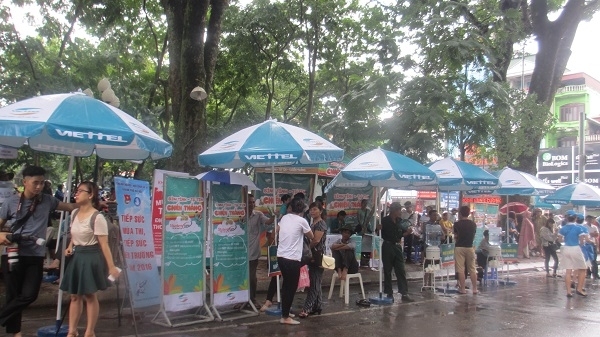 Ch&ugrave;m ảnh: Kh&ocirc;ng kh&iacute; ng&agrave;y đầu l&agrave;m thủ tục dự thi THPT Quốc gia 2016